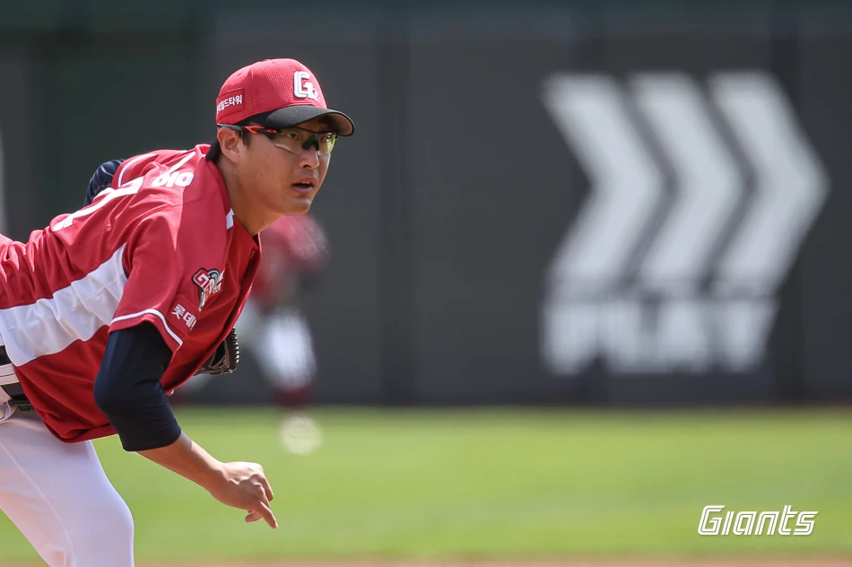 김경문 감독이 이끄는 한화 이글스는 19일 부산 사직야구장에서 열린 2026 신한 SOL KBO리그 롯데 자이언츠와의 정규시즌 2차전에서 9-1로 승리하며 2연승을 달렸다. 이날 선발 윌켈 에르난데스가 6이닝 5피안타 1사사구 2탈삼진 무실점으로 시즌 2승째를 올렸다. 타선에서는 문현빈이 홈런 1개 포함 5타수 4안타 4타점 2득점으로 맹타를 휘둘렀다. 반면 롯데는 3연패 수렁에 빠졌고 선발 박세웅은 5이닝 7피안타(1피홈런) 3사사구 4탈삼진 3실점(2자책)으로 패전투수가 됐다. 롯데 자이언츠