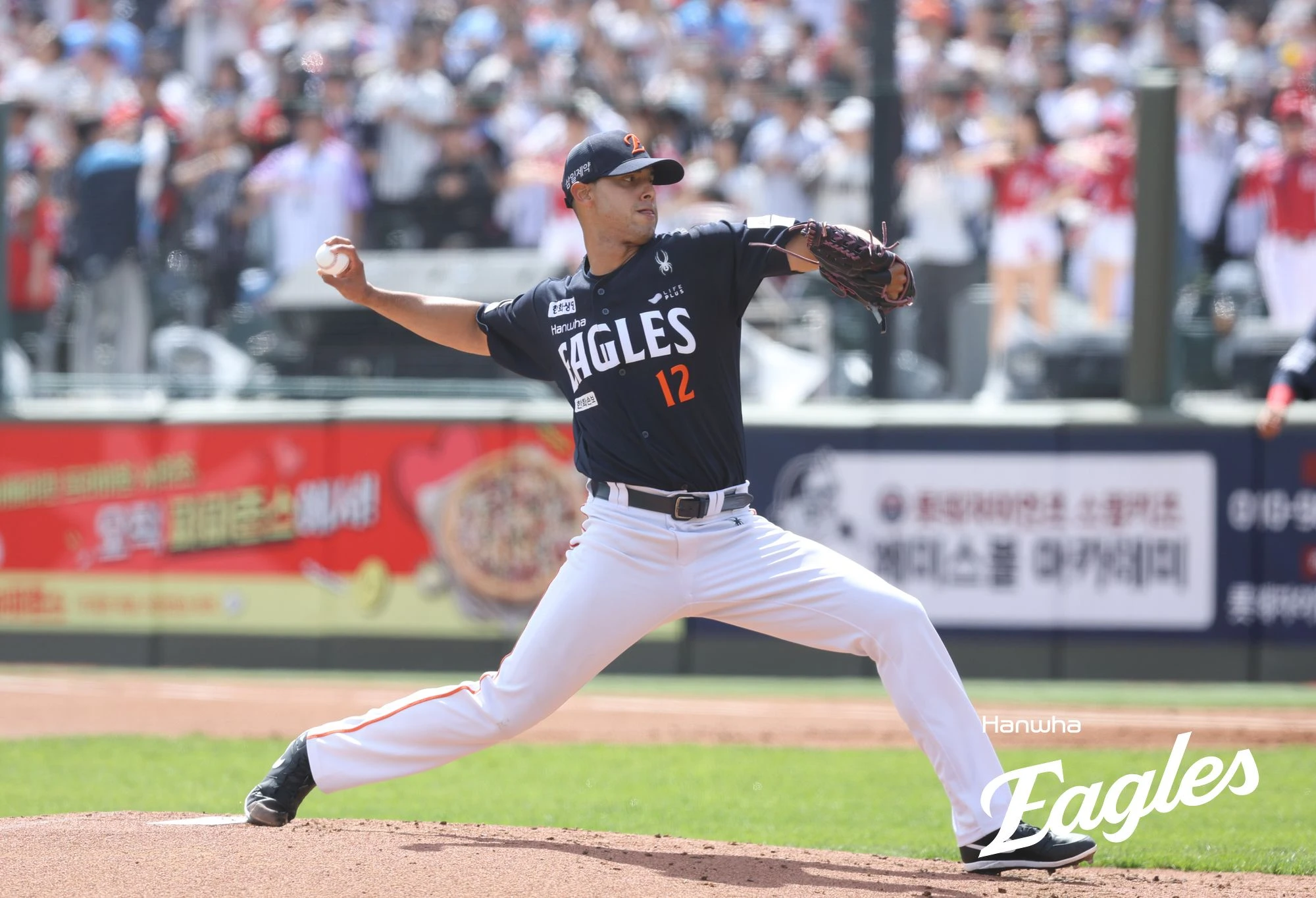 김경문 감독이 이끄는 한화 이글스는 19일 부산 사직야구장에서 열린 2026 신한 SOL KBO리그 롯데 자이언츠와의 정규시즌 2차전에서 9-1로 승리하며 2연승을 달렸다. 이날 선발 윌켈 에르난데스가 6이닝 5피안타 1사사구 2탈삼진 무실점으로 시즌 2승째를 올렸다. 타선에서는 문현빈이 홈런 1개 포함 5타수 4안타 4타점 2득점으로 맹타를 휘둘렀다. 반면 롯데는 3연패 수렁에 빠졌고 선발 박세웅은 5이닝 7피안타(1피홈런) 3사사구 4탈삼진 3실점(2자책)으로 패전투수가 됐다. 한화 이글스