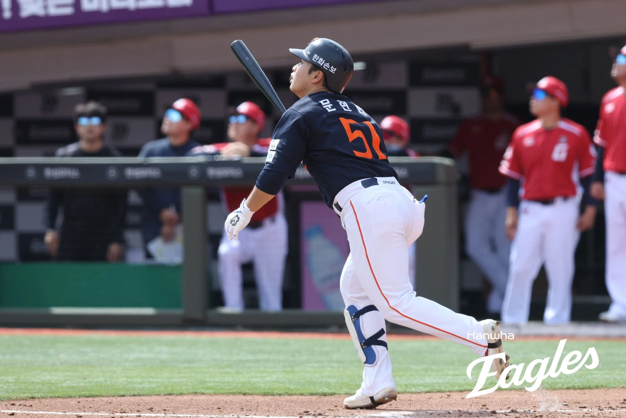 김경문 감독이 이끄는 한화 이글스는 19일 부산 사직야구장에서 열린 2026 신한 SOL KBO리그 롯데 자이언츠와의 정규시즌 2차전에서 9-1로 승리하며 2연승을 달렸다. 이날 선발 윌켈 에르난데스가 6이닝 5피안타 1사사구 2탈삼진 무실점으로 시즌 2승째를 올렸다. 타선에서는 문현빈이 홈런 1개 포함 5타수 4안타 4타점 2득점으로 맹타를 휘둘렀다. 반면 롯데는 3연패 수렁에 빠졌고 선발 박세웅은 5이닝 7피안타(1피홈런) 3사사구 4탈삼진 3실점(2자책)으로 패전투수가 됐다. 한화 이글스