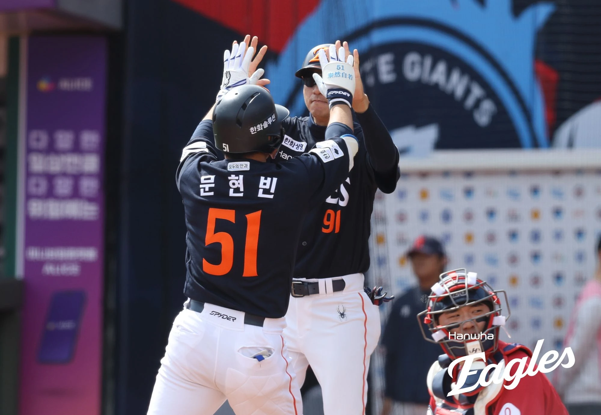 김경문 감독이 이끄는 한화 이글스는 19일 부산 사직야구장에서 열린 2026 신한 SOL KBO리그 롯데 자이언츠와의 정규시즌 2차전에서 9-1로 승리하며 2연승을 달렸다. 이날 선발 윌켈 에르난데스가 6이닝 5피안타 1사사구 2탈삼진 무실점으로 시즌 2승째를 올렸다. 타선에서는 문현빈이 홈런 1개 포함 5타수 4안타 4타점 2득점으로 맹타를 휘둘렀다. 반면 롯데는 3연패 수렁에 빠졌고 선발 박세웅은 5이닝 7피안타(1피홈런) 3사사구 4탈삼진 3실점(2자책)으로 패전투수가 됐다. 한화 이글스