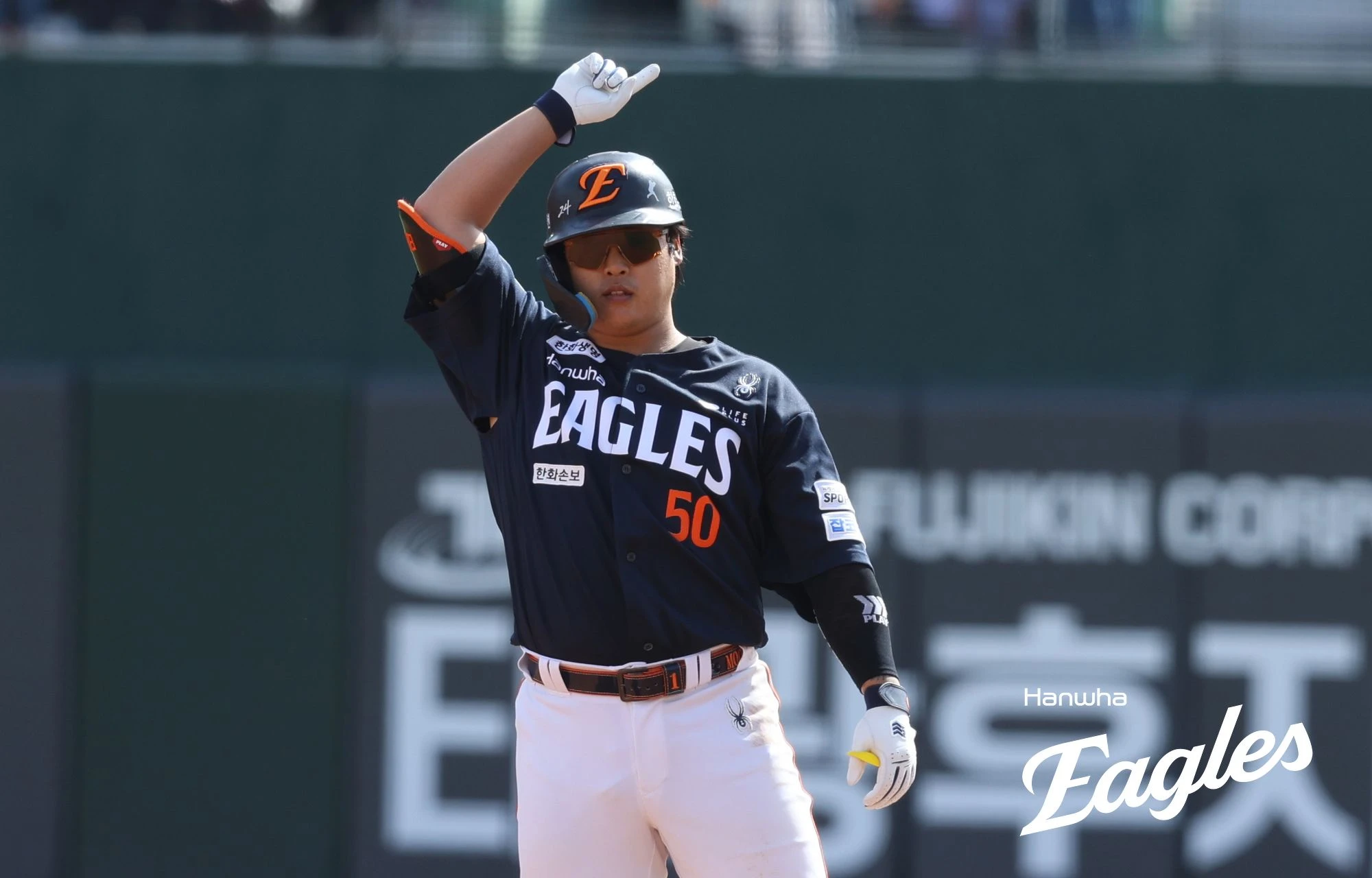 김경문 감독이 이끄는 한화 이글스는 19일 부산 사직야구장에서 열린 2026 신한 SOL KBO리그 롯데 자이언츠와의 정규시즌 2차전에서 9-1로 승리하며 2연승을 달렸다. 이날 선발 윌켈 에르난데스가 6이닝 5피안타 1사사구 2탈삼진 무실점으로 시즌 2승째를 올렸다. 타선에서는 문현빈이 홈런 1개 포함 5타수 4안타 4타점 2득점으로 맹타를 휘둘렀다. 반면 롯데는 3연패 수렁에 빠졌고 선발 박세웅은 5이닝 7피안타(1피홈런) 3사사구 4탈삼진 3실점(2자책)으로 패전투수가 됐다. 한화 이글스