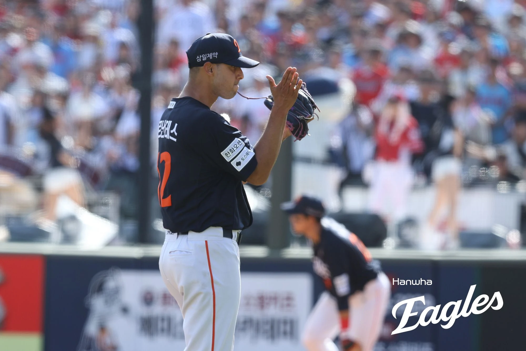 김경문 감독이 이끄는 한화 이글스는 19일 부산 사직야구장에서 열린 2026 신한 SOL KBO리그 롯데 자이언츠와의 정규시즌 2차전에서 9-1로 승리하며 2연승을 달렸다. 이날 선발 윌켈 에르난데스가 6이닝 5피안타 1사사구 2탈삼진 무실점으로 시즌 2승째를 올렸다. 타선에서는 문현빈이 홈런 1개 포함 5타수 4안타 4타점 2득점으로 맹타를 휘둘렀다. 반면 롯데는 3연패 수렁에 빠졌고 선발 박세웅은 5이닝 7피안타(1피홈런) 3사사구 4탈삼진 3실점(2자책)으로 패전투수가 됐다. 한화 이글스