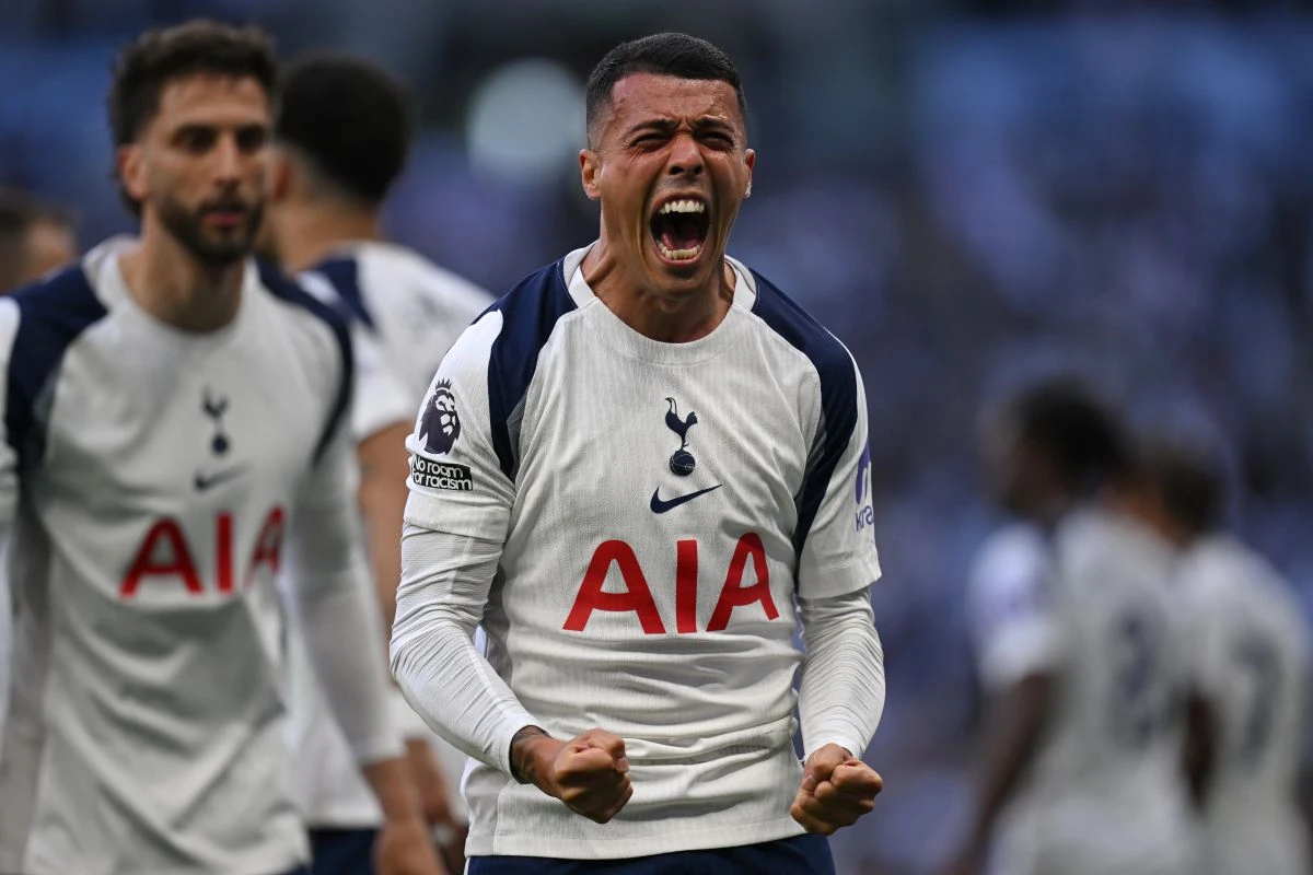 토트넘 홋스퍼는 19일(한국시간) 영국 런던 토트넘 홋스퍼 스타디움에서 열린 브라이턴 앤 호브 알비온과의 2025-2026 잉글리시 프리미어리그 33라운드 홈 경기에서 2-2 무승부를 거뒀다. 이날 사비 시몬스는 1골 1도움을 기록하며 좋은 활약을 펼쳤지만 토트넘이 후반 추가시간 극장 동점골을 허용했다. 이날 무승부로 토트넘은 프리미어리그 18위 자리에서 벗어나는데 실패해 2부리그 강등 가능성이 커졌는데, 시몬스가 경기 후 자신의 사회관계망서비스(SNS)에 브라이턴전에서 골 세리머니를 하는 사진을 게시해 팬들의 조롱을 받았다. 연합뉴스