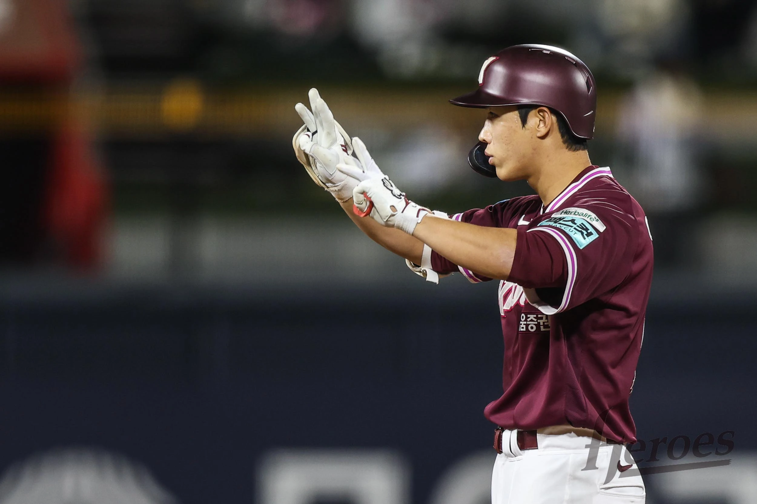 키움 히어로즈 외야수 이주형이 19일 수원 KT위즈파크에서 열린 2026 신한 SOL KBO리그 KT 위즈와의 팀 간 3차전에서 7회초 1타점 2루타를 기록했다. 사진 키움 히어로즈