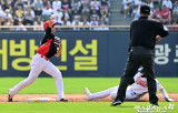 김규성 ‘주자 잡고 1루로’[포토]