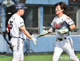 박찬호 ‘양의지와 하이파이브’[포토]
