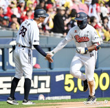 카메론 ‘무더위 날리는 홈런’[포토]