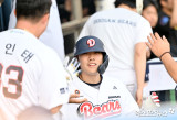 박준순 ‘더그아웃에서 하이파이브’[포토]