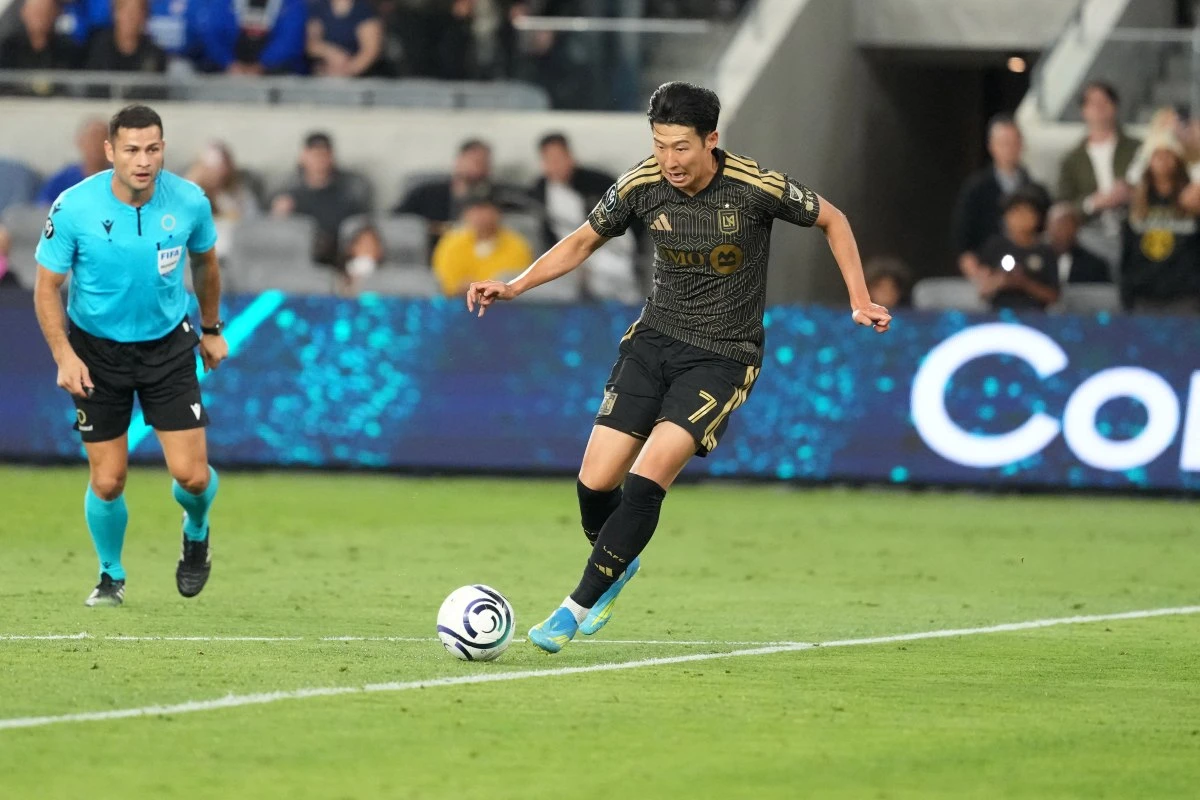 미국 매체 애슬론 스포츠는 지난 17일(한국시간) 미국 축구 레전드 랜던 도노반이 손흥민(LAFC)의 경기력 비판에 대한 입장을 밝혔다고 보도했다. 손흥민은 2026시즌 미국 메이저리그사커(MLS) 개막 후 6경기에서 도움 7개를 기록했지만 아직까지 골을 터트리지 못하고 있다. 이에 대해 비판이 쏟아지자 도노반은 손흥민이 여전히 팀을 위해 좋은 활약을 펼치고 있다고 주장하면서 손흥민을 옹호했다. 연합뉴스