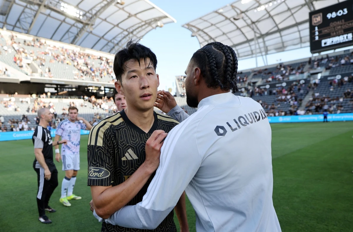 마크 도스산토스 감독이 이끄는 LAFC가 20일(한국시간) 미국 캘리포니아주 로스앤젤레스에 있는 BMO 스타디움에서 열린 산호세 어스퀘이크와의 2026시즌 미국 메이저리그사커(MLS) 홈 경기에서 1-4 대패를 당했다.   손흥민이 주중 북중미카리브해연맹(CONCACAF) 챔피언스컵 멕시코 원정을 다녀온 뒤, 곧바로 선발 출장했지만 득점포를 가동하지 못했고, 팀의 대패를 지켜봐야 했다. 이날 후반 중반 LAFC가 와르르 무너지자, 경기장 한편에서 경기를 지켜보던 존 소링턴 단장은 무서운 눈빛으로 경기장을 노려보는 모습이 중계 화면에 잡히기도 했다. 연합뉴스