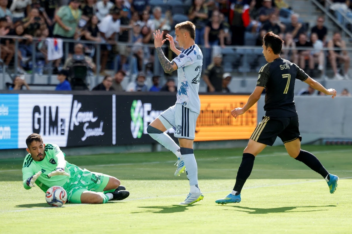 마크 도스산토스 감독이 이끄는 LAFC가 20일(한국시간) 미국 캘리포니아주 로스앤젤레스에 있는 BMO 스타디움에서 열린 산호세 어스퀘이크와의 2026시즌 미국 메이저리그사커(MLS) 홈 경기에서 1-4 대패를 당했다.   손흥민이 주중 북중미카리브해연맹(CONCACAF) 챔피언스컵 멕시코 원정을 다녀온 뒤, 곧바로 선발 출장했지만 득점포를 가동하지 못했고, 팀의 대패를 지켜봐야 했다. 이날 후반 중반 LAFC가 와르르 무너지자, 경기장 한편에서 경기를 지켜보던 존 소링턴 단장은 무서운 눈빛으로 경기장을 노려보는 모습이 중계 화면에 잡히기도 했다. 연합뉴스