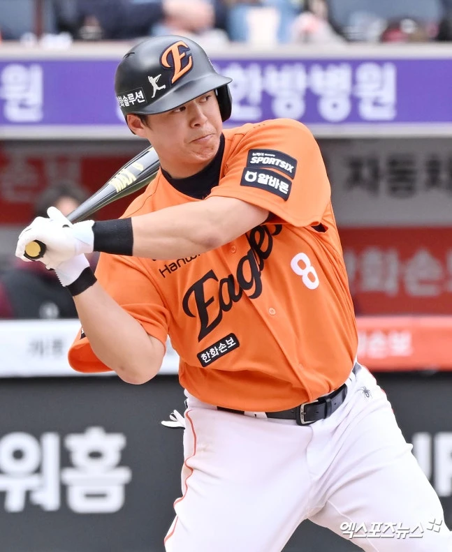 한화 이글스 '4번 타자' 내야수 노시환이 1군 선수단 복귀를 앞두고 퓨처스리그 최종 점검을 마쳤다. 노시환은 20일 서산야구장에서 열린 2026 KBO 퓨처스리그 울산 웨일스와 경기에 1번 타자 3루수로 선발 출전해 5타수 1안타 1삼진을 기록했다. 노시환은 올 시즌 개막 후 13경기에 출전해 타율 0.145(55타수 8안타), 3타점, 출루율 0.230, 장타율 0.164로 극심한 부진에 빠졌다. 노시환은 지난 10~12일 대전 KIA 타이거즈전에서 11타수 무안타에 그친 뒤 13일 2군행 통보를 받았다. 노시환은 서산으로 내려간 뒤 곧바로 퓨처스리그 경기 출전 없이 타격 메커니즘 조정에 힘썼다. 18일부터 2군 경기에 나서 20일까지 13타수 3안타 타율 0.231을 기록했다. 엑스포츠뉴스DB