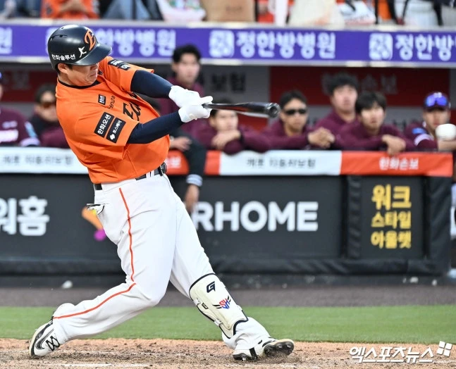 한화 이글스 '4번 타자' 내야수 노시환이 1군 선수단 복귀를 앞두고 퓨처스리그 최종 점검을 마쳤다. 노시환은 20일 서산야구장에서 열린 2026 KBO 퓨처스리그 울산 웨일스와 경기에 1번 타자 3루수로 선발 출전해 5타수 1안타 1삼진을 기록했다. 노시환은 올 시즌 개막 후 13경기에 출전해 타율 0.145(55타수 8안타), 3타점, 출루율 0.230, 장타율 0.164로 극심한 부진에 빠졌다. 노시환은 지난 10~12일 대전 KIA 타이거즈전에서 11타수 무안타에 그친 뒤 13일 2군행 통보를 받았다. 노시환은 서산으로 내려간 뒤 곧바로 퓨처스리그 경기 출전 없이 타격 메커니즘 조정에 힘썼다. 18일부터 2군 경기에 나서 20일까지 13타수 3안타 타율 0.231을 기록했다. 엑스포츠뉴스DB