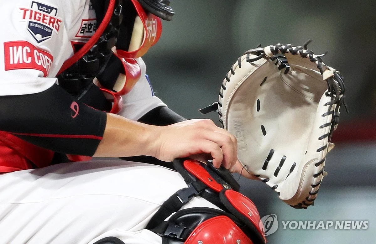 지난 2024년 7월부터 KBO리그 1, 2군 경기에 동시에 도입된 피치컴 장비로 사인을 내고 있는 포수. 사진 연합뉴스