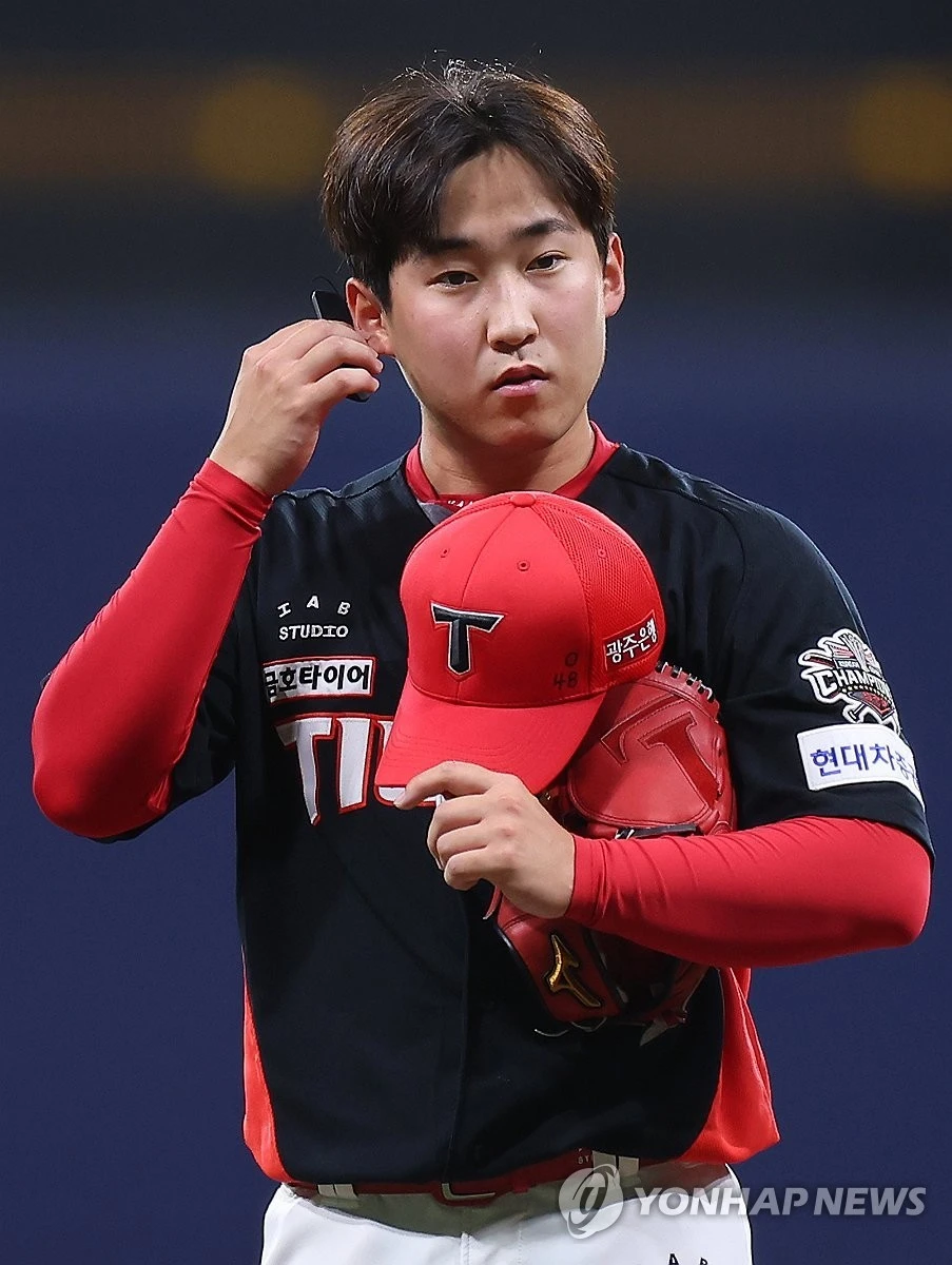 피치컴 이어폰 수신음을 체크 중인 KIA 타이거즈 투수 윤영철. 사진 연합뉴스