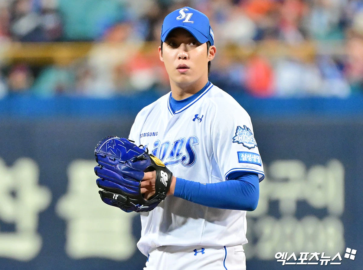 LG 트윈스 염경엽 감독이 지난 주말 있었던 삼성 라이온즈 투수 원태인의 태도 논란과 관련해 정수성 주루코치 언급이 나온 것에 대해 아쉬움을 내비쳤다. 원태인은 지난 19일 선발 등판 중 실점 뒤 불만 가득한 태도로 무언가를 얘기하는 모습이 TV 중계에 잡혀 논란이 됐다. 염 감독은 원태인이 이번 사건을 계기로 반성하면서 한 단계 성장할 수 있다고 바라봤다. 엑스포츠뉴스 DB