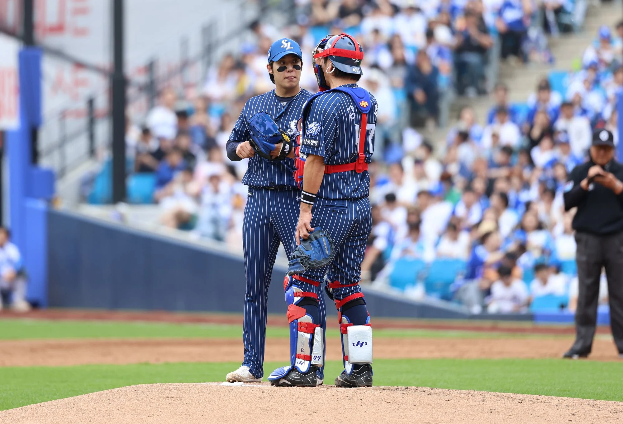LG 트윈스 염경엽 감독이 지난 주말 있었던 삼성 라이온즈 투수 원태인의 태도 논란과 관련해 정수성 주루코치 언급이 나온 것에 대해 아쉬움을 내비쳤다. 원태인은 지난 19일 선발 등판 중 실점 뒤 불만 가득한 태도로 무언가를 얘기하는 모습이 TV 중계에 잡혀 논란이 됐다. 염 감독은 원태인이 이번 사건을 계기로 반성하면서 한 단계 성장할 수 있다고 바라봤다. 삼성 라이온즈