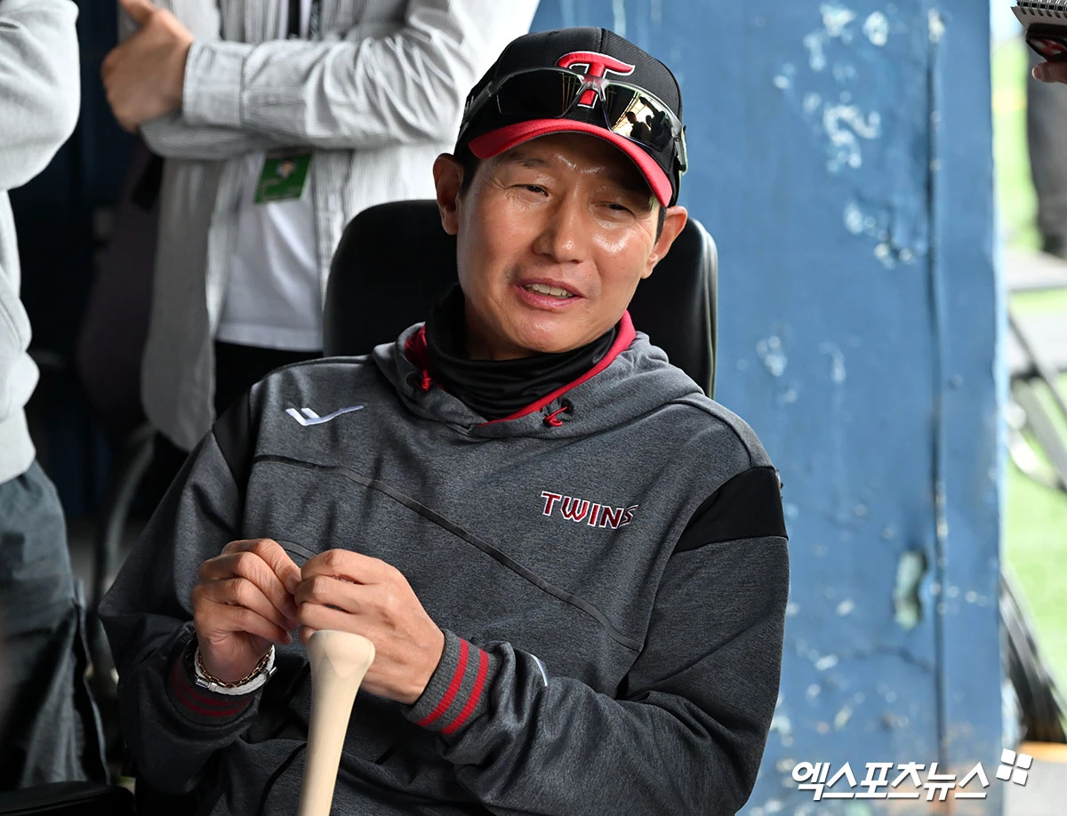 LG 트윈스 염경엽 감독이 지난 주말 있었던 삼성 라이온즈 투수 원태인의 태도 논란과 관련해 정수성 주루코치 언급이 나온 것에 대해 아쉬움을 내비쳤다. 원태인은 지난 19일 선발 등판 중 실점 뒤 불만 가득한 태도로 무언가를 얘기하는 모습이 TV 중계에 잡혀 논란이 됐다. 염 감독은 원태인이 이번 사건을 계기로 반성하면서 한 단계 성장할 수 있다고 바라봤다. 잠실, 김한준 기자