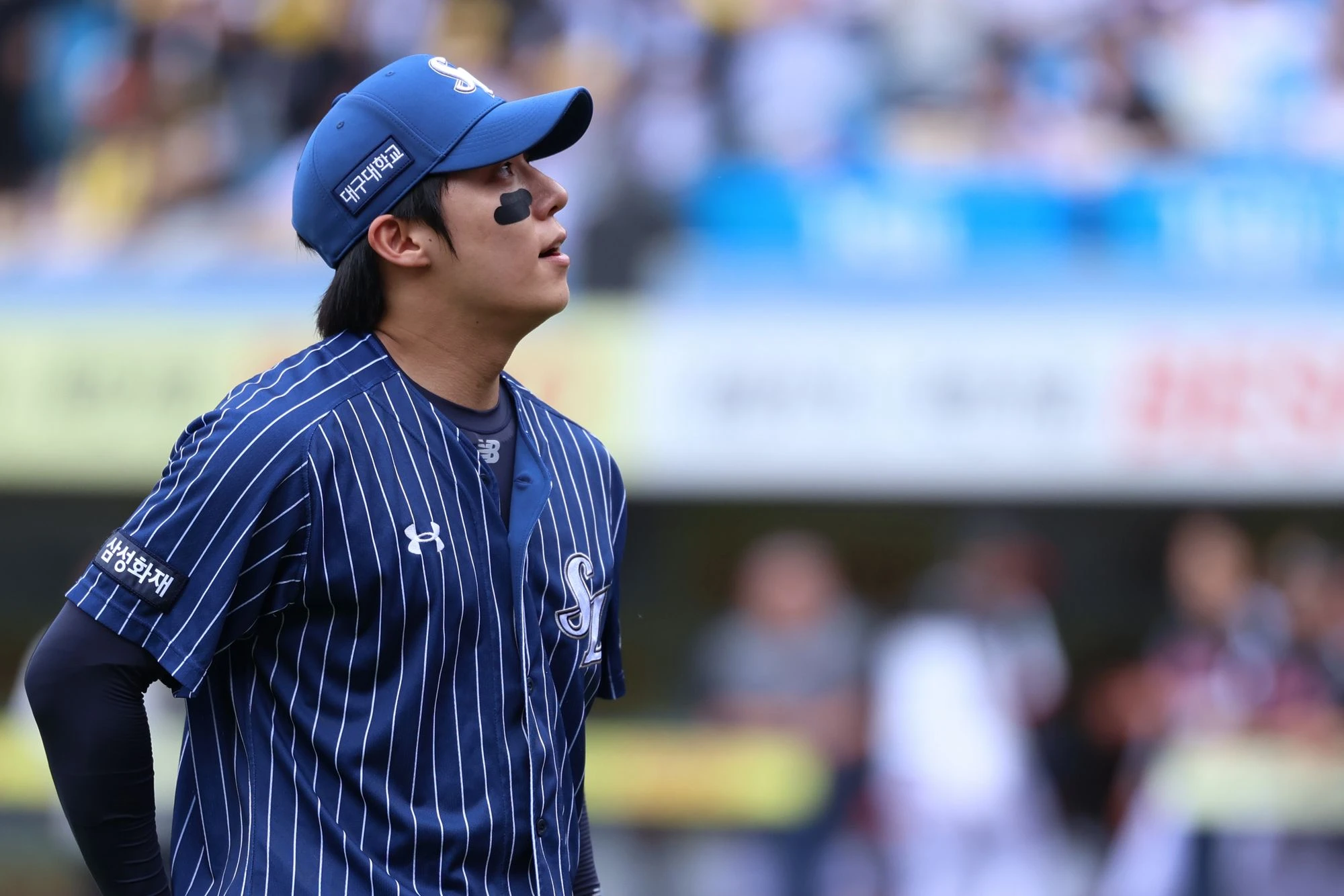 LG 트윈스 염경엽 감독이 지난 주말 있었던 삼성 라이온즈 투수 원태인의 태도 논란과 관련해 정수성 주루코치 언급이 나온 것에 대해 아쉬움을 내비쳤다. 원태인은 지난 19일 선발 등판 중 실점 뒤 불만 가득한 태도로 무언가를 얘기하는 모습이 TV 중계에 잡혀 논란이 됐다. 염 감독은 원태인이 이번 사건을 계기로 반성하면서 한 단계 성장할 수 있다고 바라봤다. 삼성 라이온즈