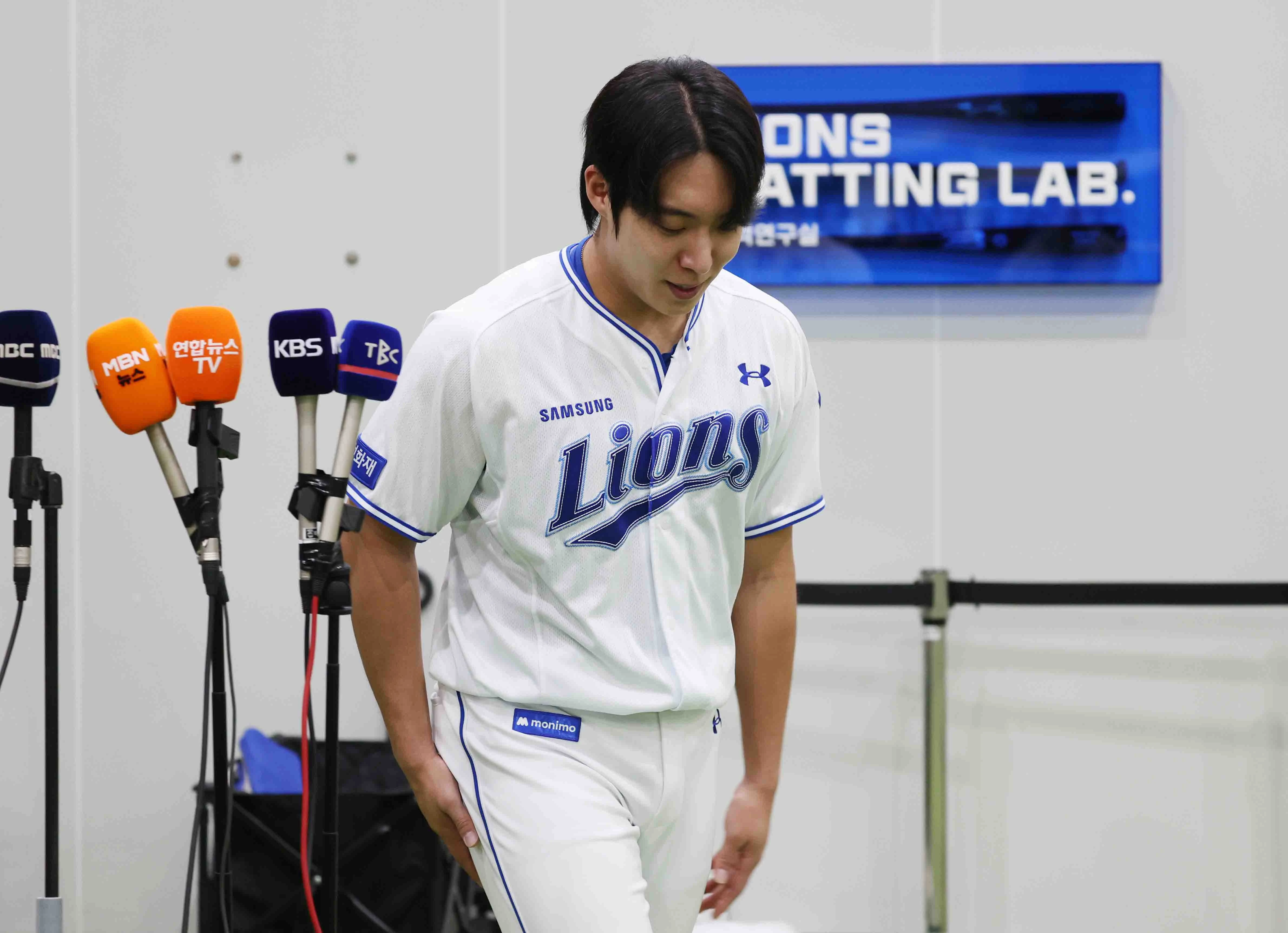 삼성 라이온즈 에이스 원태인이 지난주말 LG 트윈스와의 경기에서 자신으로 인해 불거진 논란에 대해 고개를 숙였다. 원태인은 천성호의 득점 직후 팀 선배인 2루수 류지혁을 바라보면서 불만 섞인 제스처를 취했다. 왼손으로 3루쪽을 가리켰고, 이 과정에서 류지혁에게 무언가를 얘기하는 모습이 그대로 TV 중계 화면에 잡혔다. 원태인의 불만이 류지혁이 홈 승부 대신 1루에 송구를 한 부분에 대한 불만인지, 아니면 LG의 플레이 과정에 대한 것이었는지 팬들 사이에서는 설왕설래가 있었다. 삼성라이온즈