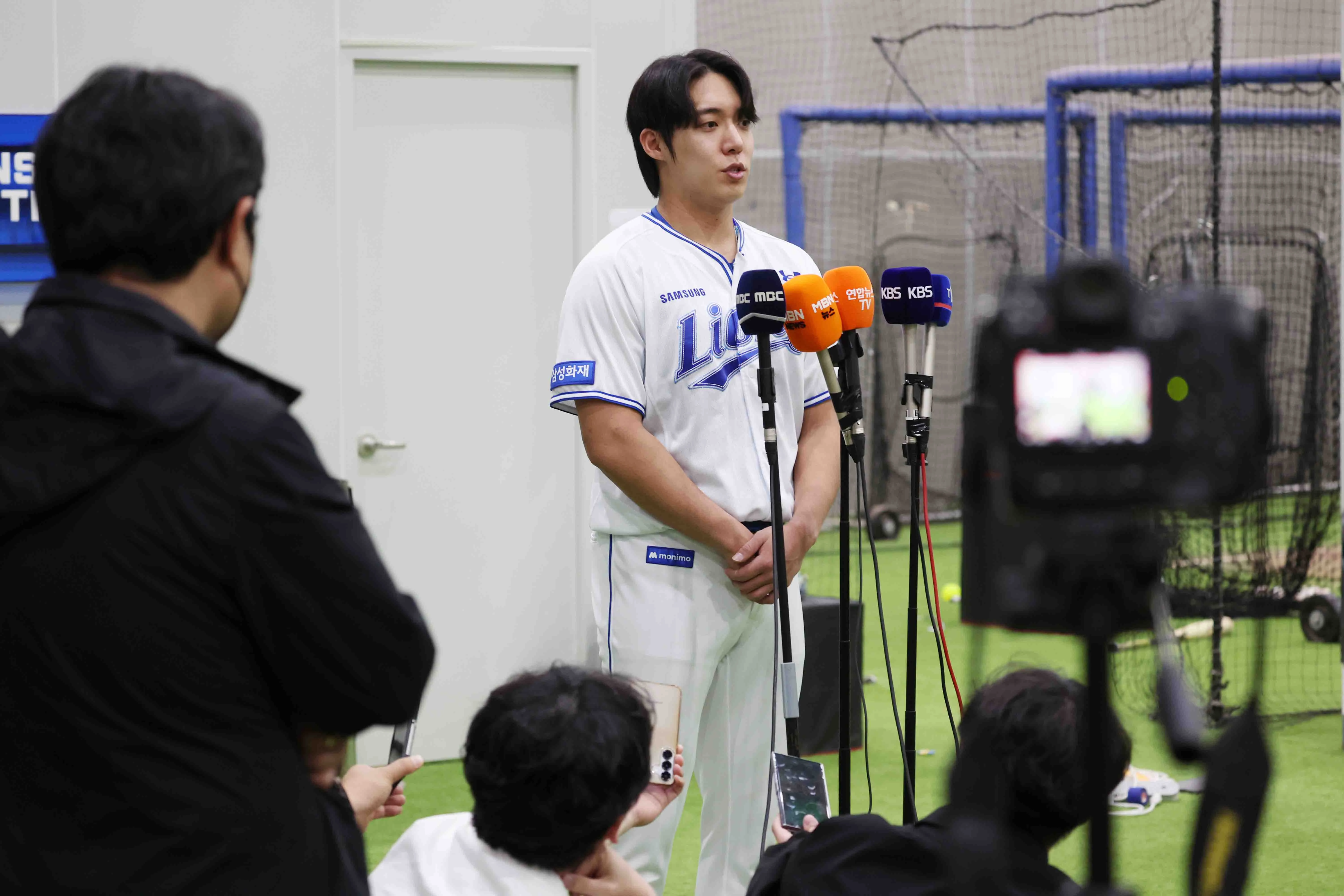 삼성 라이온즈 에이스 원태인이 지난주말 LG 트윈스와의 경기에서 자신으로 인해 불거진 논란에 대해 고개를 숙였다. 원태인은 천성호의 득점 직후 팀 선배인 2루수 류지혁을 바라보면서 불만 섞인 제스처를 취했다. 왼손으로 3루쪽을 가리켰고, 이 과정에서 류지혁에게 무언가를 얘기하는 모습이 그대로 TV 중계 화면에 잡혔다. 원태인의 불만이 류지혁이 홈 승부 대신 1루에 송구를 한 부분에 대한 불만인지, 아니면 LG의 플레이 과정에 대한 것이었는지 팬들 사이에서는 설왕설래가 있었다. 삼성라이온즈