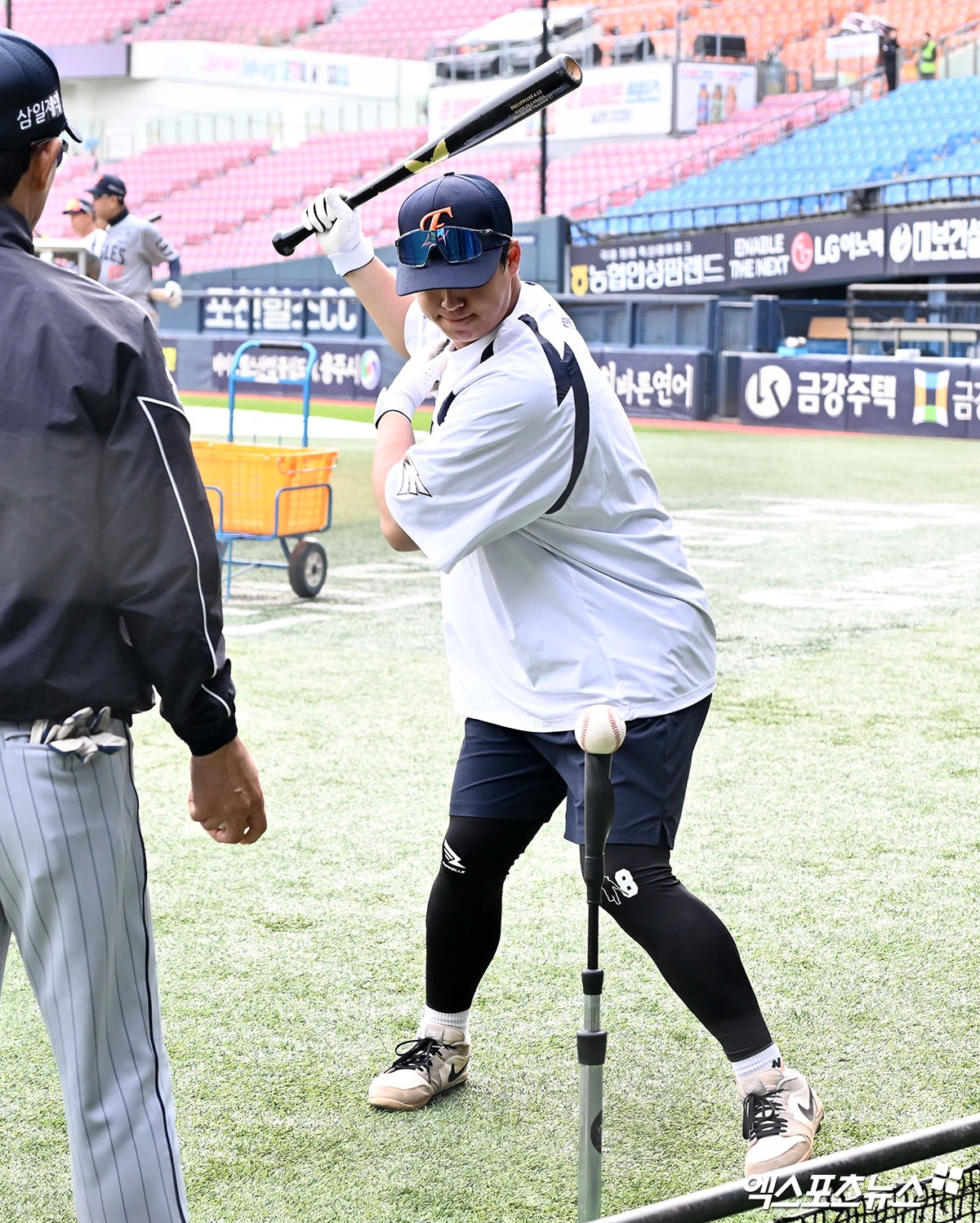 한화 4번 타자 노시환이 2군에서 재조정 기간을 거친 뒤 21일 1군 선수단에 합류했다. 노시환은 오는 23일 1군 엔트리에 등록될 예정이다. 21일 오후 서울 송파구 잠실야구장에서 열리는 '2026 신한 SOL Bank KBO리그' 한화 이글스와 LG 트윈스의 경기, 한화 노시환이 훈련에 임하고 있다. 잠실, 김한준 기자