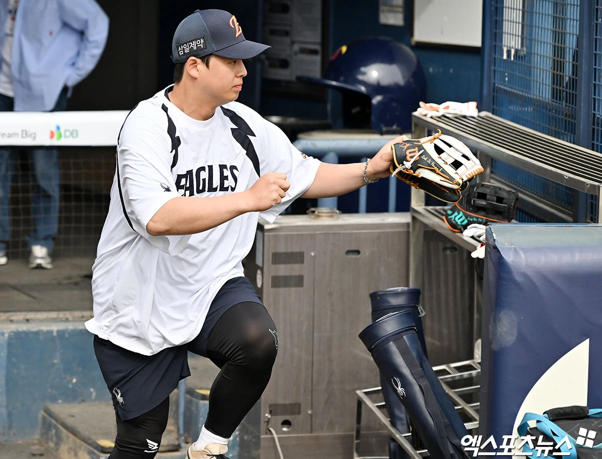 한화 4번 타자 노시환이 2군에서 재조정 기간을 거친 뒤 21일 1군 선수단에 합류했다. 노시환은 오는 23일 1군 엔트리에 등록될 예정이다. 21일 오후 서울 송파구 잠실야구장에서 열리는 '2026 신한 SOL Bank KBO리그' 한화 이글스와 LG 트윈스의 경기, 한화 노시환이 훈련에 임하고 있다. 잠실, 김한준 기자