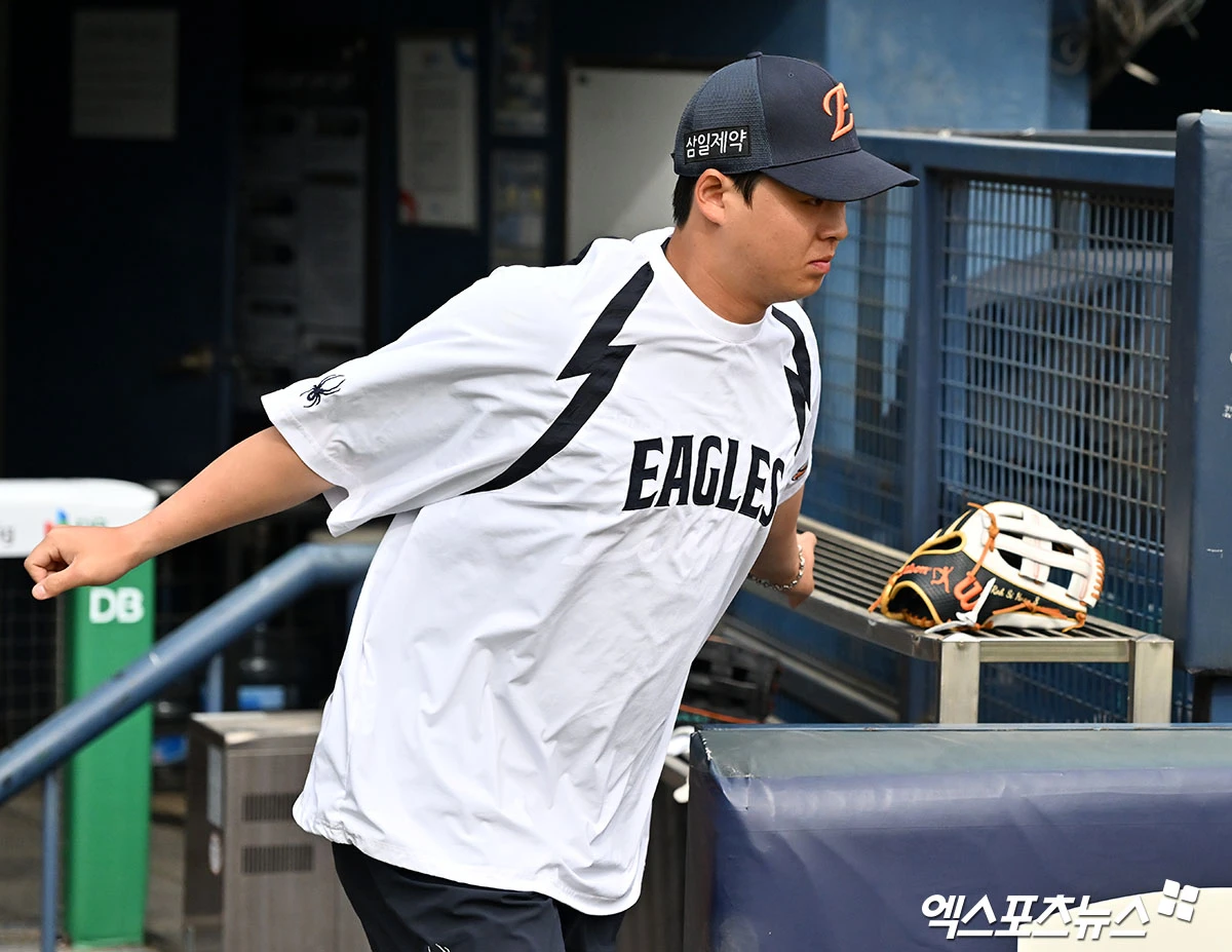 한화 4번 타자 노시환이 2군에서 재조정 기간을 거친 뒤 21일 1군 선수단에 합류했다. 노시환은 오는 23일 1군 엔트리에 등록될 예정이다. 21일 오후 서울 송파구 잠실야구장에서 열리는 '2026 신한 SOL Bank KBO리그' 한화 이글스와 LG 트윈스의 경기, 한화 노시환이 훈련에 임하고 있다. 잠실, 김한준 기자