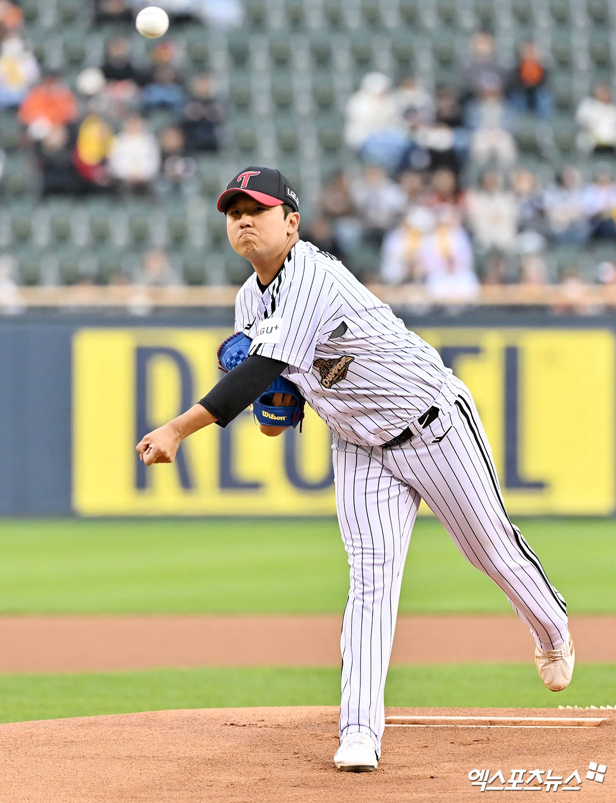 LG 트윈스가 올 시즌 첫 '한국시리즈 리턴매치'에서 한화 이글스를 눌렀다. LG는 21일 서울 잠실구장에서 열린 2026 신한 쏠 KBO리그 한화와의 홈경기에서 6-5 승리를 거뒀다. 연승에 성공한 LG는 시즌 13승 6패를 기록했다. 3연승에 실패한 한화(8승11패)는 순위를 끌어올리지 못했다. 7회 마운드에 올라 ⅔이닝 무실점을 기록한 장현식이 시즌 3승째를 거뒀다. 1점 차 리드를 지킨 유영찬은 올해 가장 먼저 10세이브 고지를 밟았다. LG 외인 타자 오스틴 딘이 7회 결승타를 때렸다. 잠실, 김한준 기자