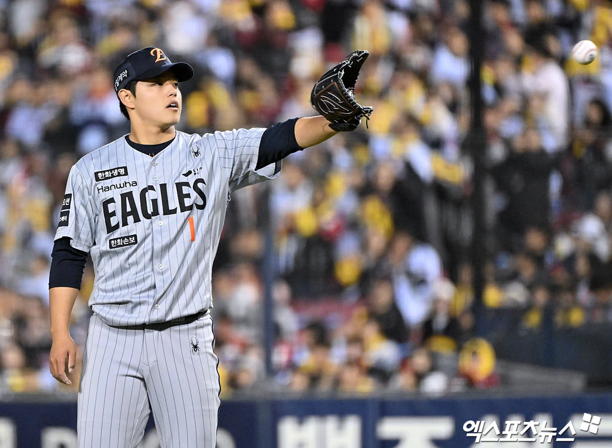 LG 트윈스가 올 시즌 첫 '한국시리즈 리턴매치'에서 한화 이글스를 눌렀다. LG는 21일 서울 잠실구장에서 열린 2026 신한 쏠 KBO리그 한화와의 홈경기에서 6-5 승리를 거뒀다. 연승에 성공한 LG는 시즌 13승 6패를 기록했다. 3연승에 실패한 한화(8승11패)는 순위를 끌어올리지 못했다. 7회 마운드에 올라 ⅔이닝 무실점을 기록한 장현식이 시즌 3승째를 거뒀다. 1점 차 리드를 지킨 유영찬은 올해 가장 먼저 10세이브 고지를 밟았다. LG 외인 타자 오스틴 딘이 7회 결승타를 때렸다. 잠실, 김한준 기자