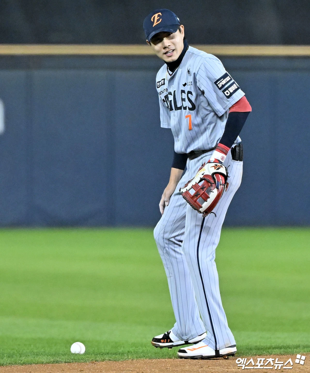 LG 트윈스가 올 시즌 첫 '한국시리즈 리턴매치'에서 한화 이글스를 눌렀다. LG는 21일 서울 잠실구장에서 열린 2026 신한 쏠 KBO리그 한화와의 홈경기에서 6-5 승리를 거뒀다. 연승에 성공한 LG는 시즌 13승 6패를 기록했다. 3연승에 실패한 한화(8승11패)는 순위를 끌어올리지 못했다. 7회 마운드에 올라 ⅔이닝 무실점을 기록한 장현식이 시즌 3승째를 거뒀다. 1점 차 리드를 지킨 유영찬은 올해 가장 먼저 10세이브 고지를 밟았다. LG 외인 타자 오스틴 딘이 7회 결승타를 때렸다. 잠실, 김한준 기자