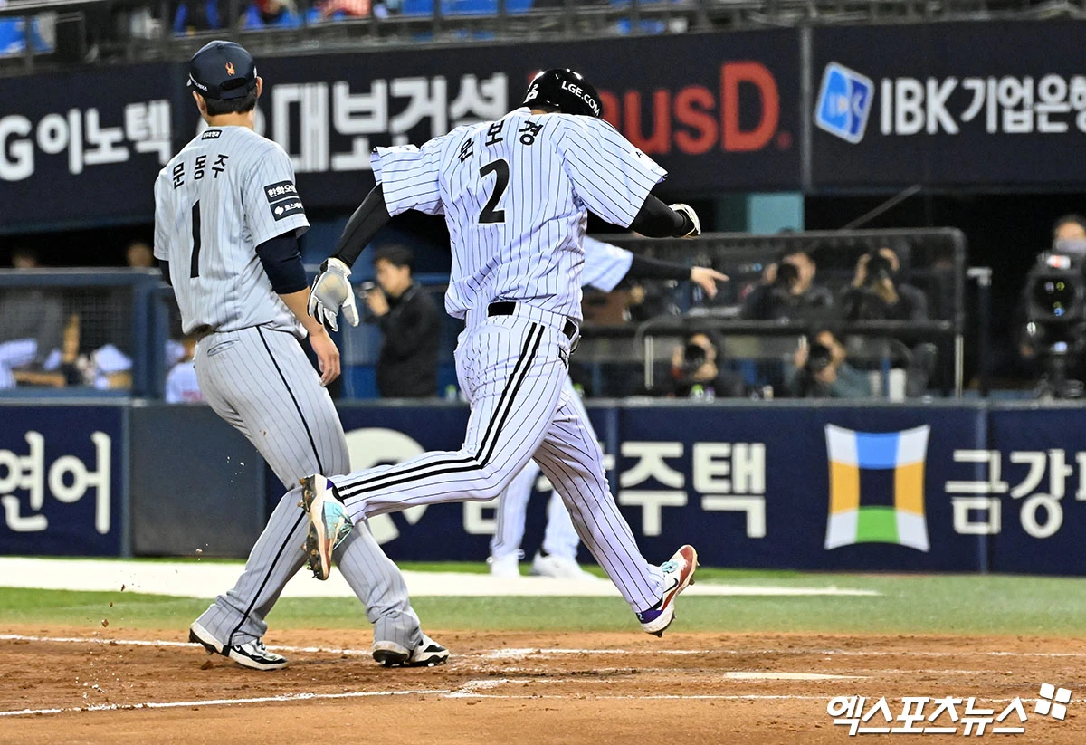 LG 트윈스가 올 시즌 첫 '한국시리즈 리턴매치'에서 한화 이글스를 눌렀다. LG는 21일 서울 잠실구장에서 열린 2026 신한 쏠 KBO리그 한화와의 홈경기에서 6-5 승리를 거뒀다. 연승에 성공한 LG는 시즌 13승 6패를 기록했다. 3연승에 실패한 한화(8승11패)는 순위를 끌어올리지 못했다. 7회 마운드에 올라 ⅔이닝 무실점을 기록한 장현식이 시즌 3승째를 거뒀다. 1점 차 리드를 지킨 유영찬은 올해 가장 먼저 10세이브 고지를 밟았다. LG 외인 타자 오스틴 딘이 7회 결승타를 때렸다. 잠실, 김한준 기자