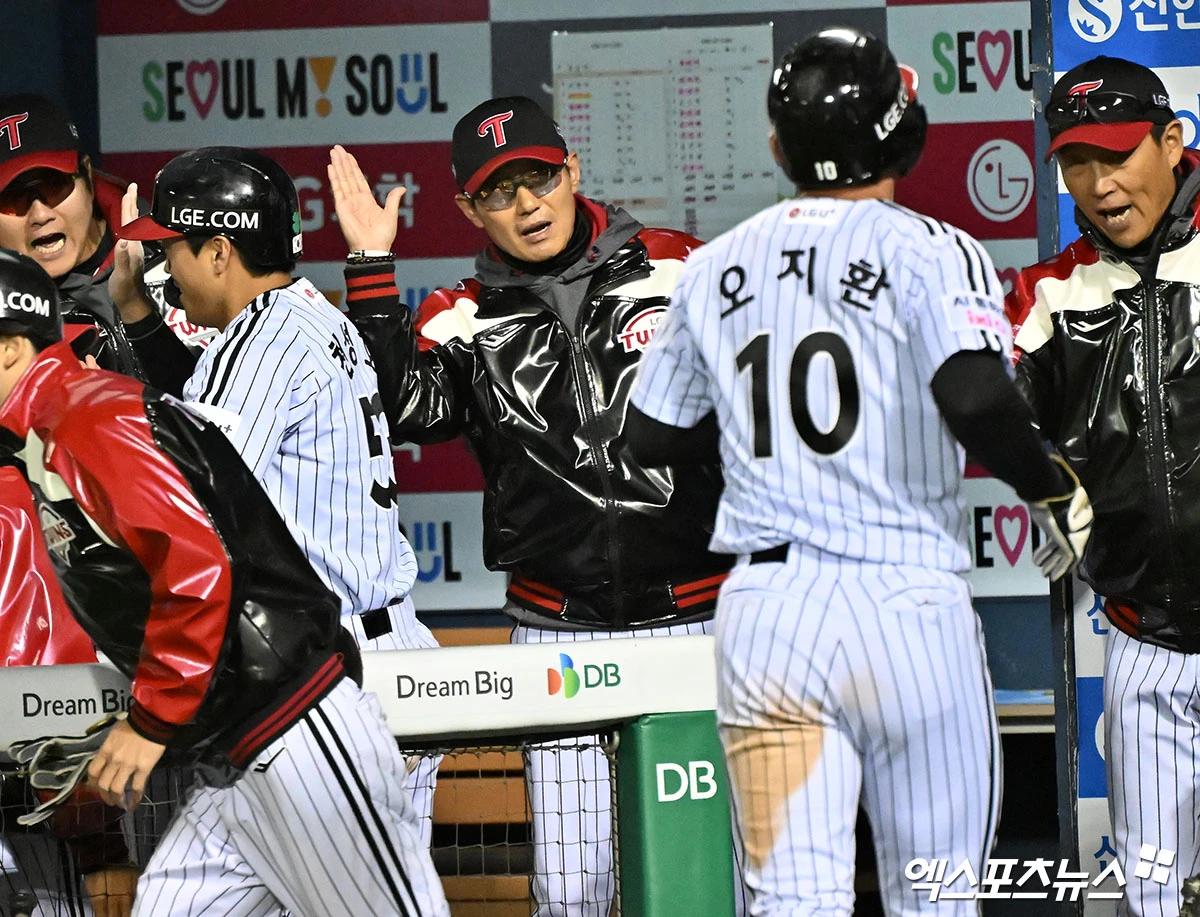 LG 트윈스가 올 시즌 첫 '한국시리즈 리턴매치'에서 한화 이글스를 눌렀다. LG는 21일 서울 잠실구장에서 열린 2026 신한 쏠 KBO리그 한화와의 홈경기에서 6-5 승리를 거뒀다. 연승에 성공한 LG는 시즌 13승 6패를 기록했다. 3연승에 실패한 한화(8승11패)는 순위를 끌어올리지 못했다. 7회 마운드에 올라 ⅔이닝 무실점을 기록한 장현식이 시즌 3승째를 거뒀다. 1점 차 리드를 지킨 유영찬은 올해 가장 먼저 10세이브 고지를 밟았다. LG 외인 타자 오스틴 딘이 7회 결승타를 때렸다. 잠실, 김한준 기자