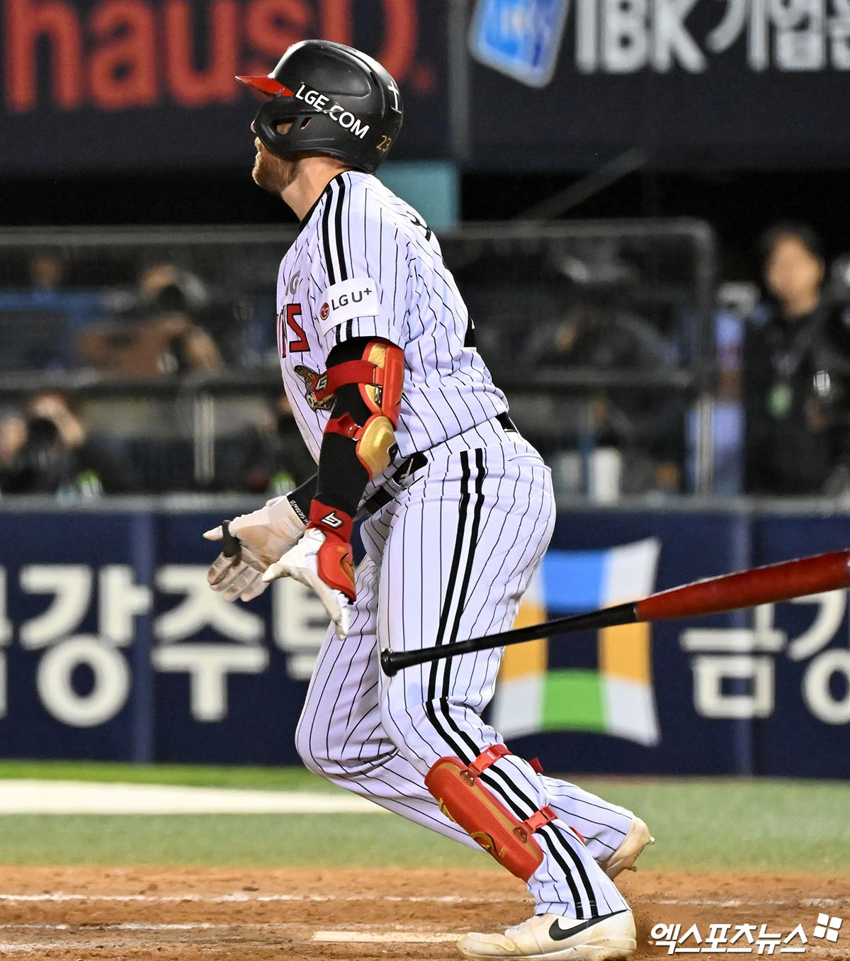 LG 트윈스가 올 시즌 첫 '한국시리즈 리턴매치'에서 한화 이글스를 눌렀다. LG는 21일 서울 잠실구장에서 열린 2026 신한 쏠 KBO리그 한화와의 홈경기에서 6-5 승리를 거뒀다. 연승에 성공한 LG는 시즌 13승 6패를 기록했다. 3연승에 실패한 한화(8승11패)는 순위를 끌어올리지 못했다. 7회 마운드에 올라 ⅔이닝 무실점을 기록한 장현식이 시즌 3승째를 거뒀다. 1점 차 리드를 지킨 유영찬은 올해 가장 먼저 10세이브 고지를 밟았다. LG 외인 타자 오스틴 딘이 7회 결승타를 때렸다. 잠실, 김한준 기자