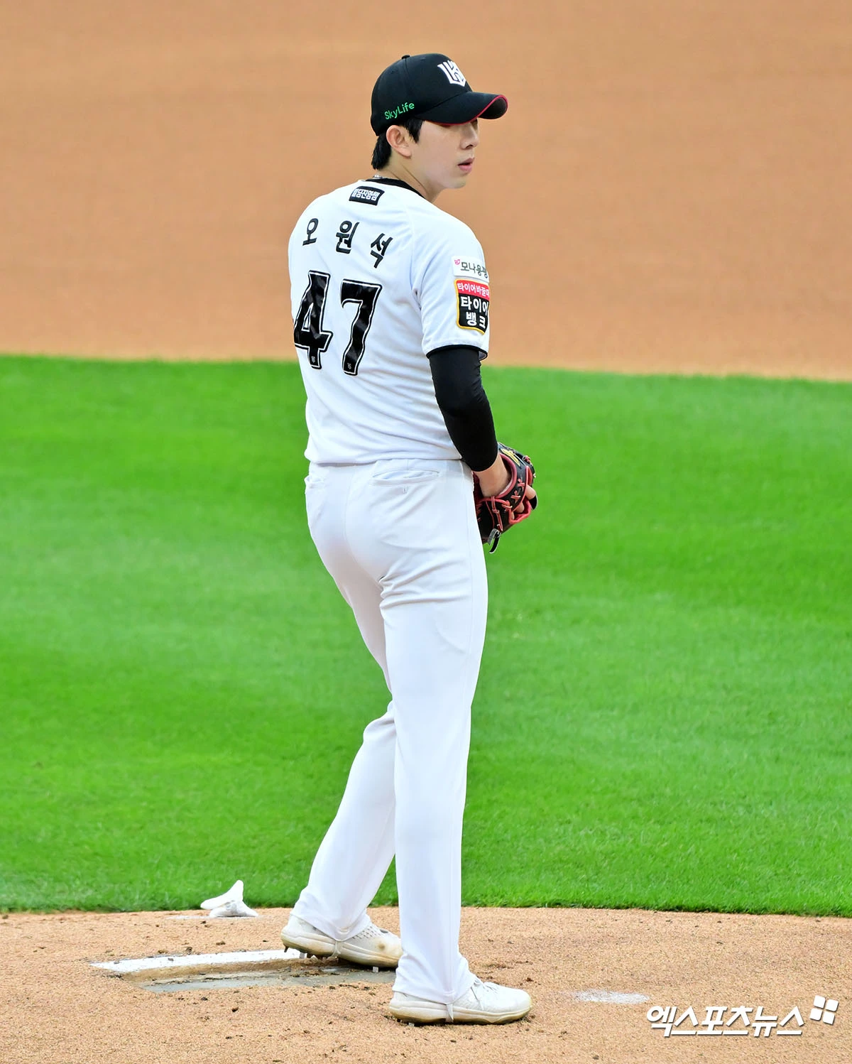 이강철 감독이 이끄는 KT는 21일 수원KT위즈파크에서 열린 2026 신한 SOL KBO리그 KIA 타이거즈와의 정규시즌 1차전에서 6-5로 승리했다. 마운드에서는 선발 오원석이 5⅓이닝 5피안타 2사사구 3탈삼진 2실점으로 승패 없이 등판을 마쳤다. 타선에서는 김민혁이 11회말 끝내기 홈런을 치면서 팀을 승리로 이끌었다. KIA는 8연승 뒤 3연패 수렁에 빠졌다. 시즌 성적은 10승10패(0.500)다. 엑스포츠뉴스DB