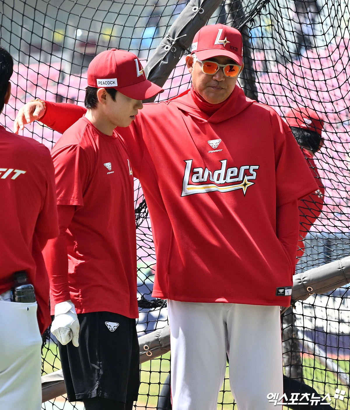 이숭용(오른쪽) 감독이 이끄는 SSG 랜더스가 21일 대구 삼성 라이온즈파크에서 열린 2026 신한 SOL KBO리그 삼성 라이온즈와의 팀 간 1차전에서 5-4로 이겼다.