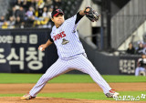 장현식 ‘만루 위기를 막아라’[포토]