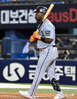 페라자 ‘볼넷 출루’[포토]