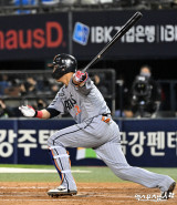 채은성 ‘가볍게 톡’[포토]