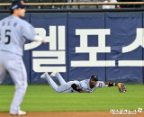 페라자 ‘몸을 날려봤지만’[포토]