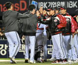 염경엽 감독 ‘한화에 6:5 승리’[포토]