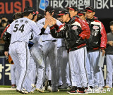 염경엽 감독 ‘내일도 승리하자’[포토]