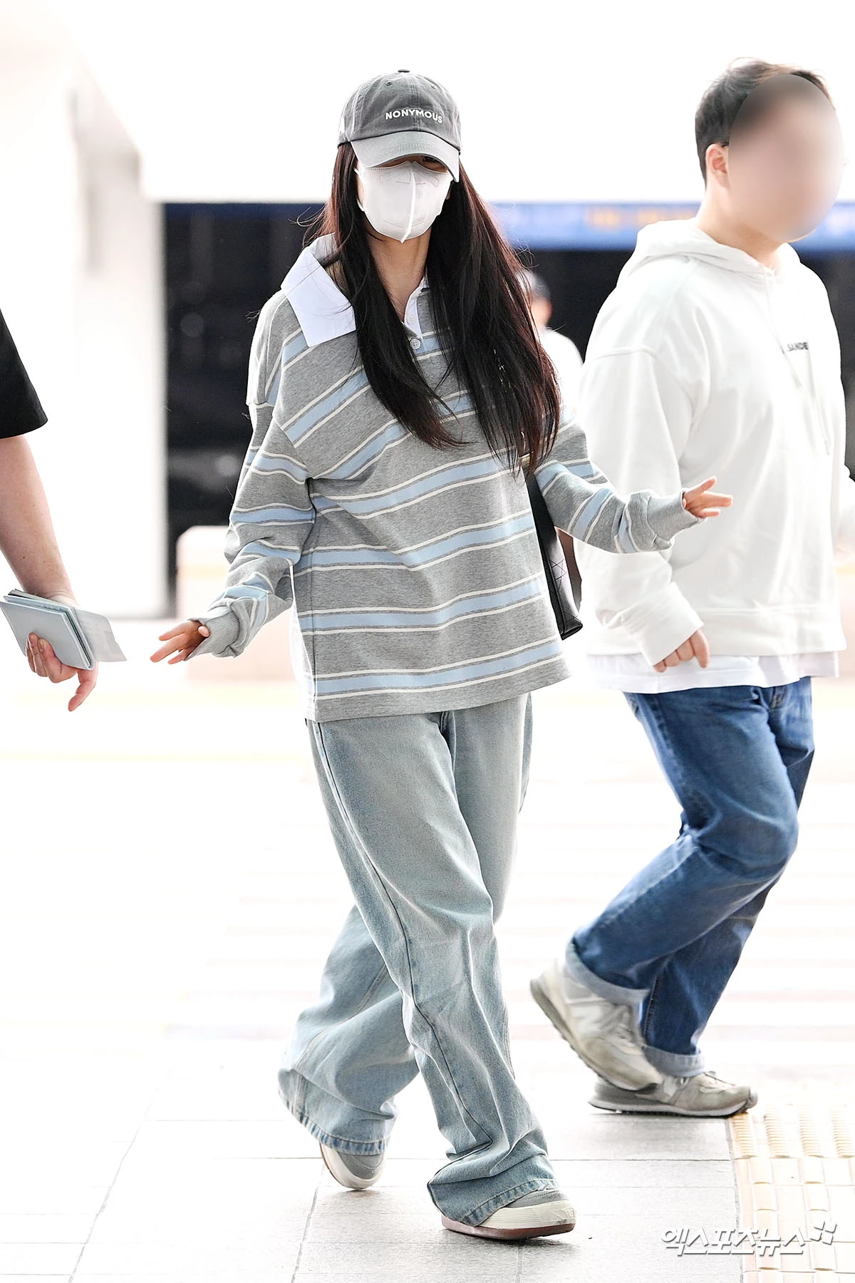 지수 '마중 나온 팬들에게 손인사'