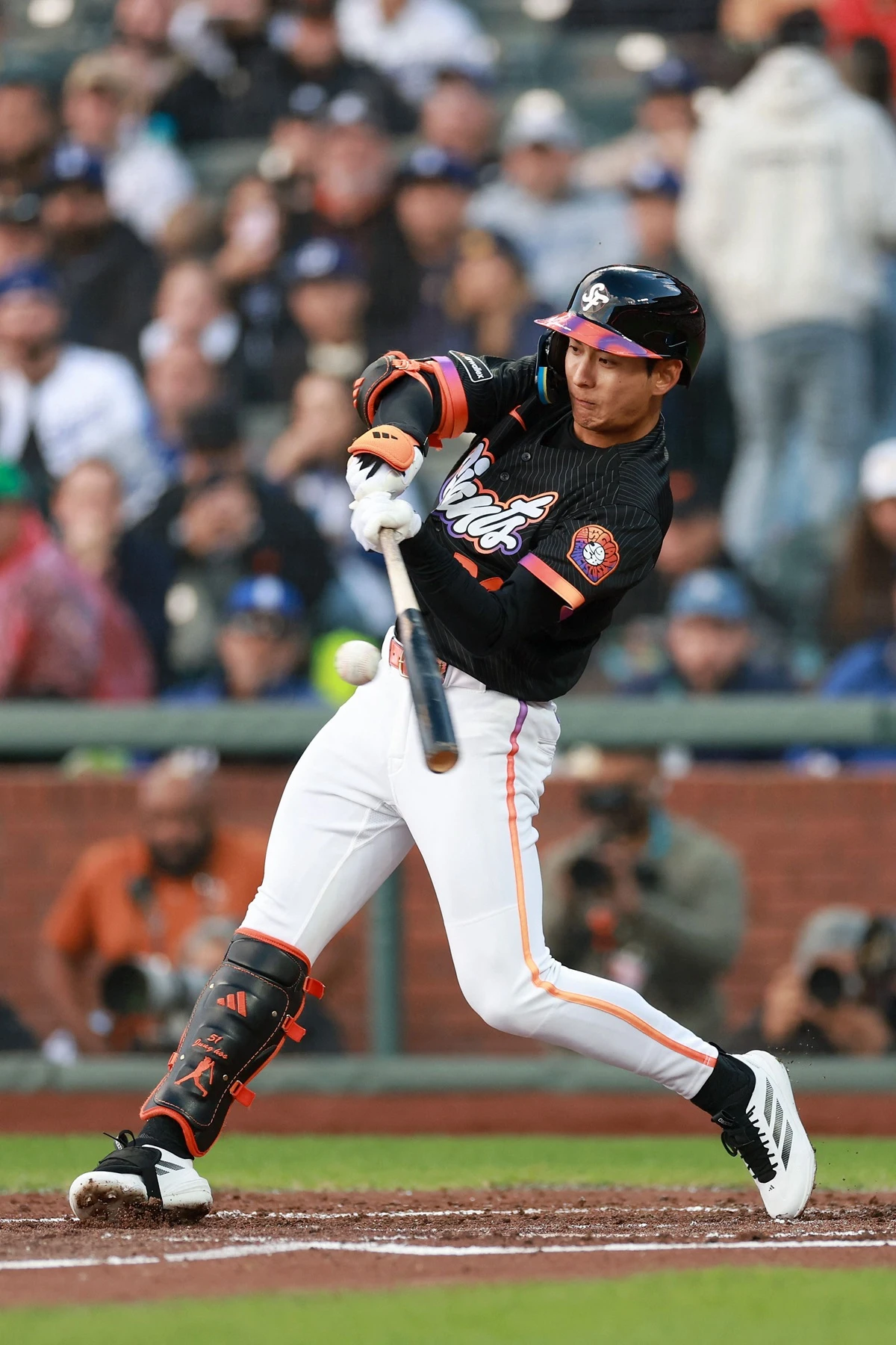 이정후와 김혜성의 2026년 첫 코리안 더비에서 이정후가 웃었다. 이정후 소속팀인 샌프란시스코는 22일 미국 캘리포니아주 샌프란시스코 오라클 파크에서 2026 MLB 다저스와 홈경기를 치러 3-1로 승리했다. 이날 승리로 샌프란시스코는 10승13패를 기록하면서 내셔널리그 서부지구 4위를 유지했다. 반면 다저스는 시즌 16승7패로 샌디에이고 파드리스와 공동 1위를 허용했다. 이정후는 3타수 2안타 1타점을 기록하며 팀 승리를 크게 도왔다. 김혜성은 1타수 1안타 1볼넷 1타점을 기록했는데 1회 치명적인 송구 실책도 범했다. 연합뉴스