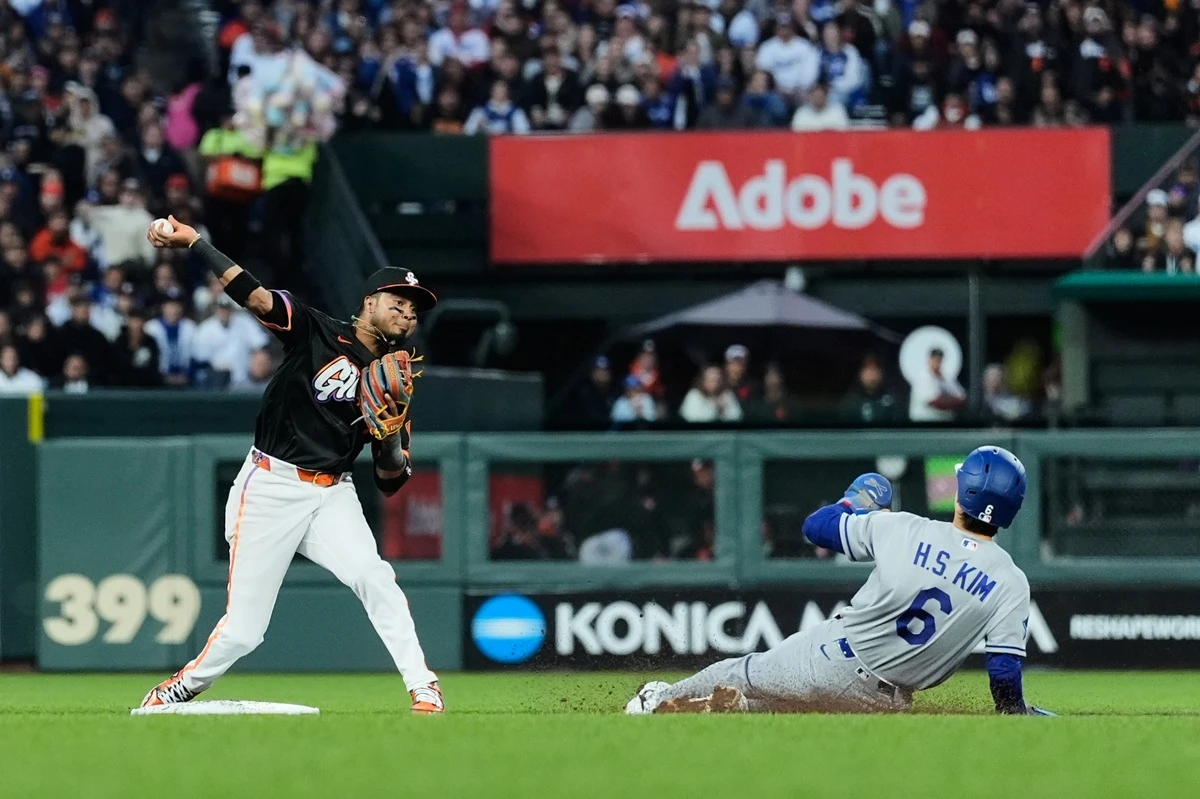 이정후와 김혜성의 2026년 첫 코리안 더비에서 이정후가 웃었다. 이정후 소속팀인 샌프란시스코는 22일 미국 캘리포니아주 샌프란시스코 오라클 파크에서 2026 MLB 다저스와 홈경기를 치러 3-1로 승리했다. 이날 승리로 샌프란시스코는 10승13패를 기록하면서 내셔널리그 서부지구 4위를 유지했다. 반면 다저스는 시즌 16승7패로 샌디에이고 파드리스와 공동 1위를 허용했다. 이정후는 3타수 2안타 1타점을 기록하며 팀 승리를 크게 도왔다. 김혜성은 1타수 1안타 1볼넷 1타점을 기록했는데 1회 치명적인 송구 실책도 범했다. 연합뉴스