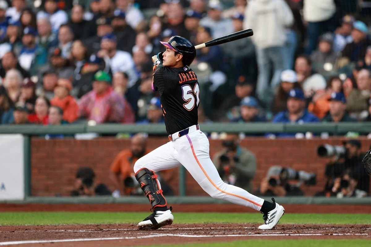 이정후와 김혜성의 2026년 첫 코리안 더비에서 이정후가 웃었다. 이정후 소속팀인 샌프란시스코는 22일 미국 캘리포니아주 샌프란시스코 오라클 파크에서 2026 MLB 다저스와 홈경기를 치러 3-1로 승리했다. 이날 승리로 샌프란시스코는 10승13패를 기록하면서 내셔널리그 서부지구 4위를 유지했다. 반면 다저스는 시즌 16승7패로 샌디에이고 파드리스와 공동 1위를 허용했다. 이정후는 3타수 2안타 1타점을 기록하며 팀 승리를 크게 도왔다. 김혜성은 1타수 1안타 1볼넷 1타점을 기록했는데 1회 치명적인 송구 실책도 범했다. 연합뉴스