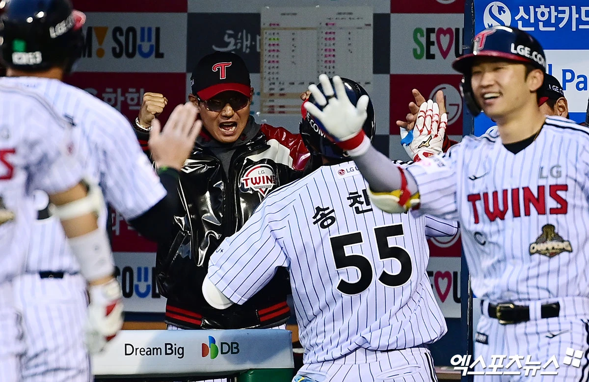 22일 오후 서울 송파구 잠실야구장에서 열린 '2026 신한 SOL Bank KBO리그' 한화 이글스와 LG 트윈스의 경기, 2회말 2사 1루 LG 송찬의가 한화 선발투수 왕옌청 상대로 선제 투런 홈런을 때려낸 뒤 더그아웃에서 염경엽 감독의 축하를 받고 있다. 잠실, 박지영 기자