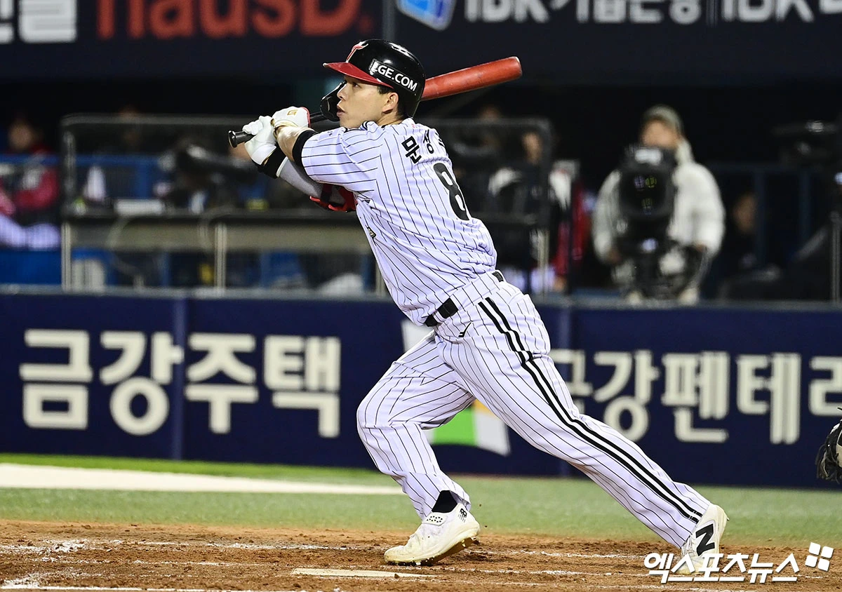  22일 오후 서울 송파구 잠실야구장에서 열린 '2026 신한 SOL Bank KBO리그' 한화 이글스와 LG 트윈스의 경기, 5회말 2사 2루 한화 문성주가 적시 2루타를 때려내고 있다. 잠실, 박지영 기자
