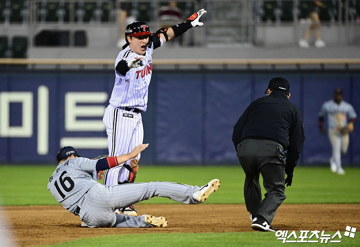 22일 오후 서울 송파구 잠실야구장에서 열린 '2026 신한 SOL Bank KBO리그' 한화 이글스와 LG 트윈스의 경기, 4회말 1사 1루 LG 박동원이 중전 안타를 때려낸 뒤 2루까지 진루 시도했으나 한화 2루수 하주석에게 태그아웃 당하고 있다. 이후 LG측 요청으로 비디오 판독 실시했으나 원심 유지되며 아웃. 잠실, 박지영 기자