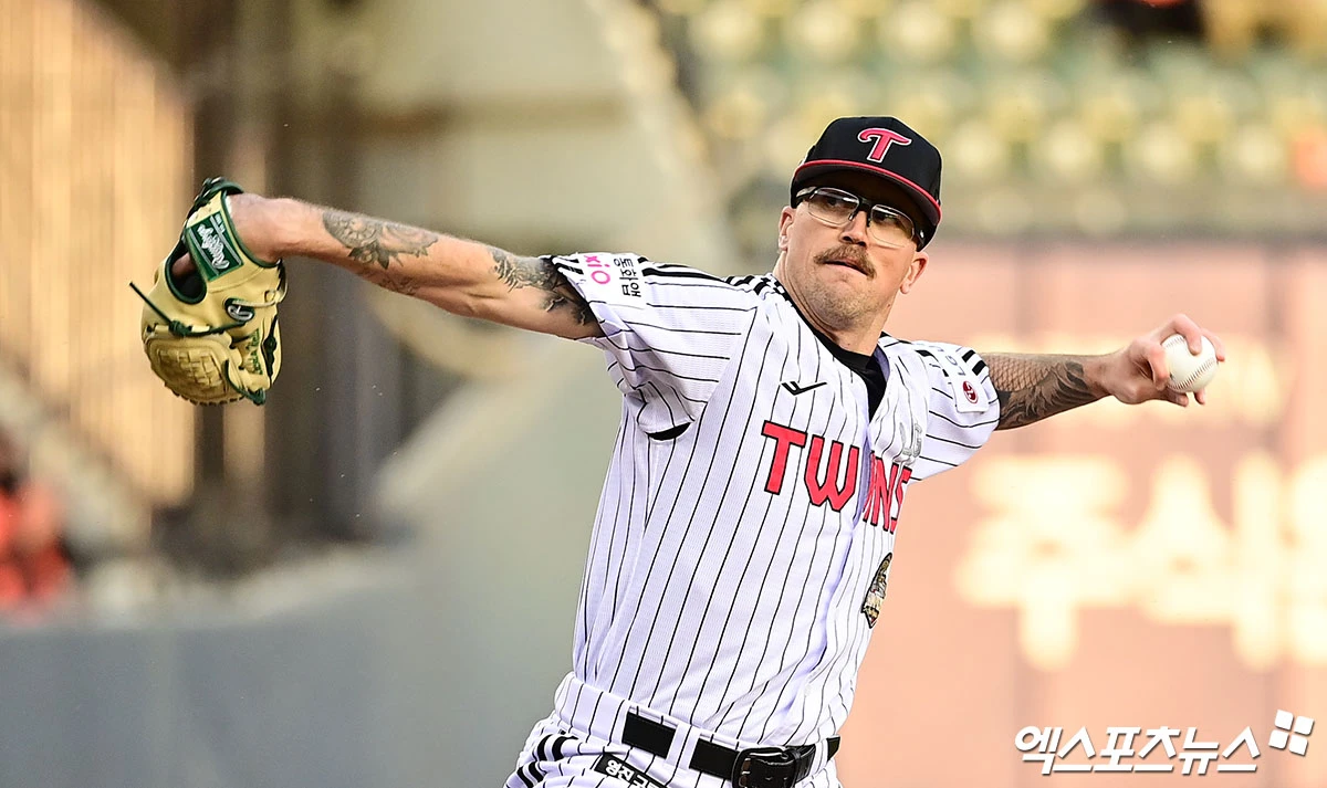 22일 오후 서울 송파구 잠실야구장에서 열린 '2026 신한 SOL Bank KBO리그' 한화 이글스와 LG 트윈스의 경기, 1회초 LG 선발투수 웰스가 역투하고 있다. 잠실, 박지영 기자